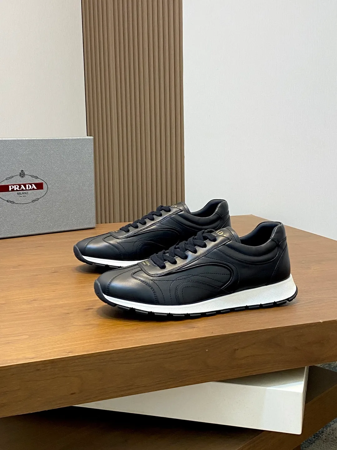 Men's shoes 💰740 Prada men's new lace-up sports and casual shoes. This upper is made of imported calfskin stitching. The tongue is P's classic bronzing lougou. The lining is made of calfskin for the feet. The outsole is made of non-slip sports exclusive rubber outsole with logo. It feels good on the foot. It is fashionable and fashionable. It has a standard sports version and looks very good on the foot! Comes with original box and dust bag! L leather shoe size: 39/40/41/42/43/44 original box packaging + dust bag
